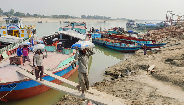 নাব্য সংকটে নৌবন্দরের অচলাবস্থা, শ্রমিক-ব্যবসায়ীদের মানববন্ধন