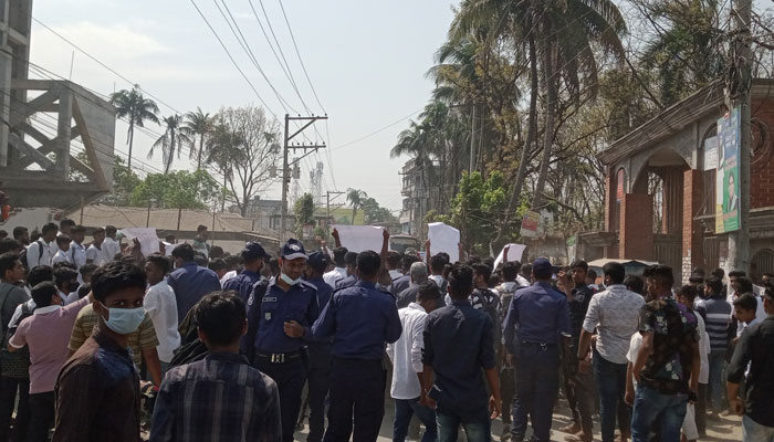 স্কুলের পরিচালনা পর্ষদের অপসারণ চেয়ে শিক্ষার্থীদের সড়ক অবরোধ