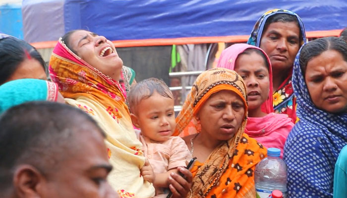 কাভার্ড ভ্যানের চাপায় পিষ্ট হলেন যুবক