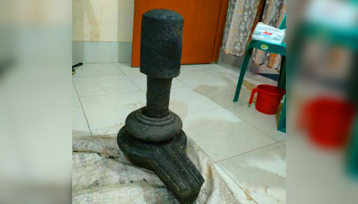 গোয়াল ঘরে ছিল ২৮ কেজি ওজনের ‘কষ্টিপাথরের’ শিবলিঙ্গ
