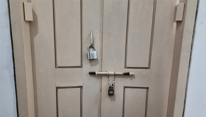 চট্টগ্রাম বিশ্ববিদ্যালয় প্রভোস্টকে তালাবদ্ধ করে রাখল শিক্ষার্থীরা