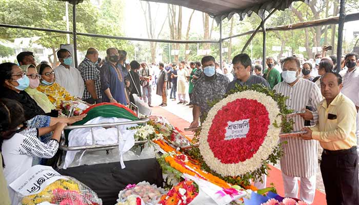 হাসান আরিফের মরদেহে জাতীয় বিশ্ববিদ্যালয় উপাচার্যের শ্রদ্ধা হাসান আরিফের মরদেহে জাতীয় বিশ্ববিদ্যালয় উপাচার্যের শ্রদ্ধা