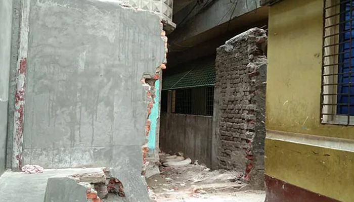 ৯৯৯-এ ফোন করে উল্টো নির্যাতনের শিকার, ৩ পুলিশ বরখাস্ত ৯৯৯-এ ফোন করে উল্টো নির্যাতনের শিকার, ৩ পুলিশ বরখাস্ত