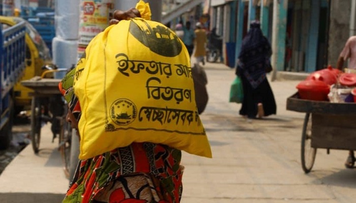 প্রধানমন্ত্রীর ইফতার সামগ্রী পৌঁছে দিল স্বেচ্ছাসেবক লীগ প্রধানমন্ত্রীর ইফতার সামগ্রী পৌঁছে দিল স্বেচ্ছাসেবক লীগ