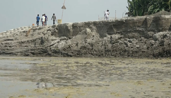 যমুনার বামতীর সংরক্ষণ প্রকল্প বাঁধে ধস যমুনার বামতীর সংরক্ষণ প্রকল্প বাঁধে ধস