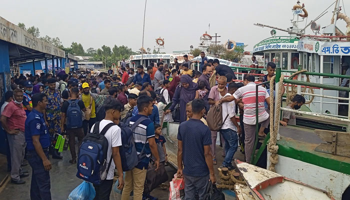 শিমুলিয়ায় যাত্রীর ঢল, স্পিডবোটে ঝুঁকিপূর্ণ পারাপার শিমুলিয়ায় যাত্রীর ঢল, স্পিডবোটে ঝুঁকিপূর্ণ পারাপার