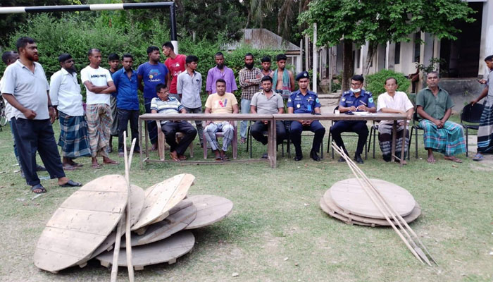 ফরিদপুরে পুলিশের কাছে দেশীয় অস্ত্র জমা দিল গ্রামবাসী ফরিদপুরে পুলিশের কাছে দেশীয় অস্ত্র জমা দিল গ্রামবাসী