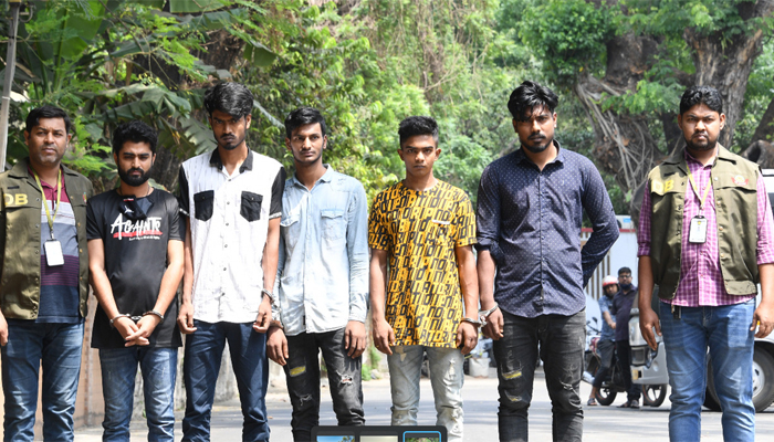 অনলাইনে চকচকে দেখিয়ে তারা পৌঁছে দিতেন পুরনো-ছেঁড়া কাপড় অনলাইনে চকচকে দেখিয়ে তারা পৌঁছে দিতেন পুরনো-ছেঁড়া কাপড়