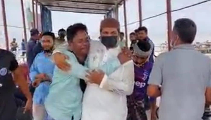 কেঁদে কেঁদে ওমান থেকে ফিরলেন বাবা, ফিরল না তিন কন্যা কেঁদে কেঁদে ওমান থেকে ফিরলেন বাবা, ফিরল না তিন কন্যা