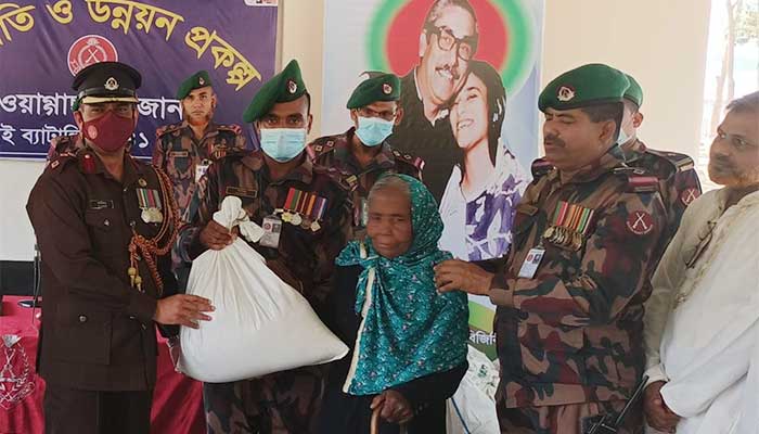 কাপ্তাই বিজিবি ব্যাটালিয়ন কর্তৃক দুঃস্থ পরিবারের মাঝে খাদ্য সামগ্রী বিতরণ কাপ্তাই বিজিবি ব্যাটালিয়ন কর্তৃক দুঃস্থ পরিবারের মাঝে খাদ্য সামগ্রী বিতরণ
