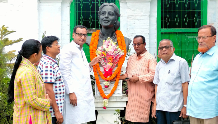 পাবনার নিজ বাড়িতে সুচিত্রা সেনের জন্মদিন উদযাপন পাবনার নিজ বাড়িতে সুচিত্রা সেনের জন্মদিন উদযাপন