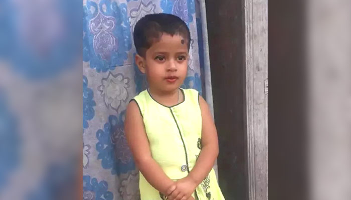 সন্তান বিক্রির অভিযোগ বাবার বিরুদ্ধে, ফিরে পেতে থানায় ঘুরছেন মা সন্তান বিক্রির অভিযোগ বাবার বিরুদ্ধে, ফিরে পেতে থানায় ঘুরছেন মা