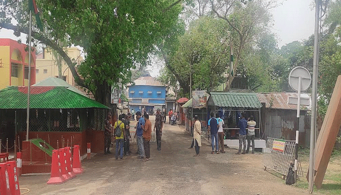 দুই বছর বন্ধ থাকার পর হিলি স্থলবন্দর দিয়ে যাত্রী চলাচল শুরু