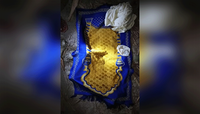 জায়নামাজ-পাঞ্জাবি, পাশে চিরকুটে লেখা ‘ধ্বংস হয়ে যাবে শফিকুল’