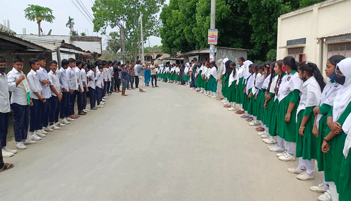 চালকের শাস্তি ও নিরাপদ সড়কের দাবিতে মানববন্ধন শিক্ষার্থী-এলাকাবাসীর