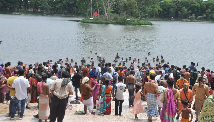 বরিশালের দুর্গাসাগর দিঘিতে ভক্ত-পূন্যার্থীদের ঢল