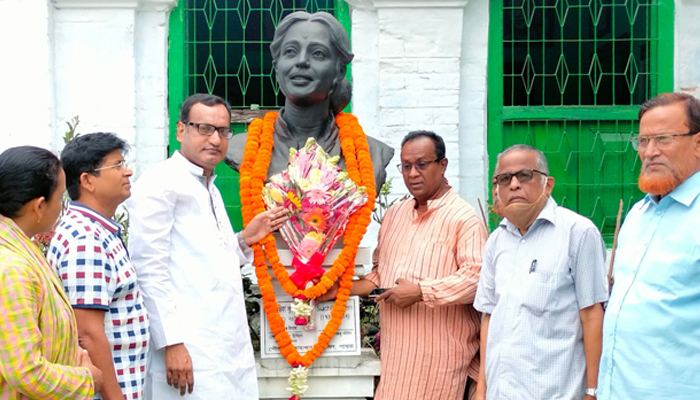 পাবনার নিজ বাড়িতে সুচিত্রা সেনের জন্মদিন উদযাপন