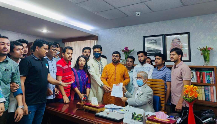 শিক্ষক রহমত উল্লাহর বিরুদ্ধে কঠোর অবস্থানে ছাত্রলীগ