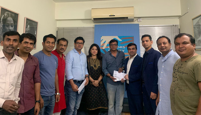 ল্যাব এইডের থেকে অনুদান নিল নাটকের শিল্পীরা