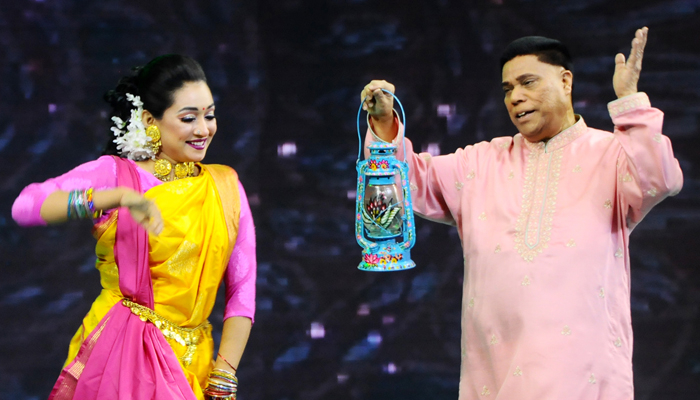 মাহফুজুর রহমানের হাতে হারিকেন কেনো?