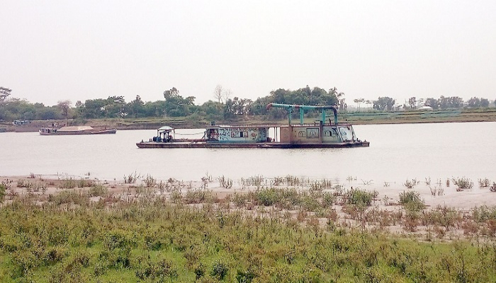 দিনে 'অচল' ড্রেজার রাতে সচল