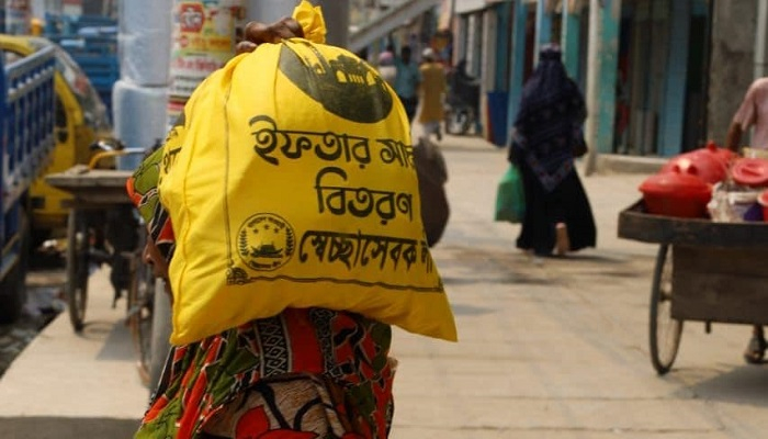 প্রধানমন্ত্রীর ইফতার সামগ্রী পৌঁছে দিল স্বেচ্ছাসেবক লীগ