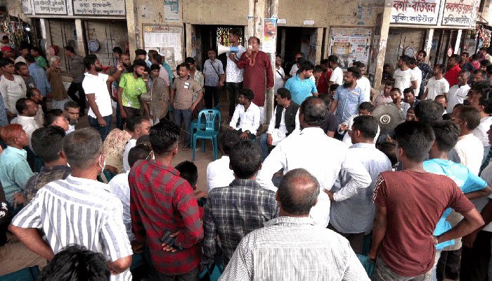 বরিশালে বাস টার্মিনালের নিয়ন্ত্রণ নিয়ে শ্রমিকদের দুই পক্ষের মধ্যে উত্তেজনা