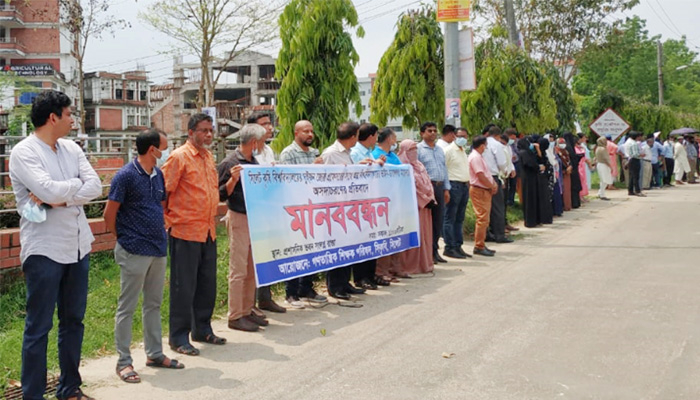 সিকৃবি উপাচার্যের বিরুদ্ধে দুর্ব্যবহারের অভিযোগ, আন্দোলনে শিক্ষকরা