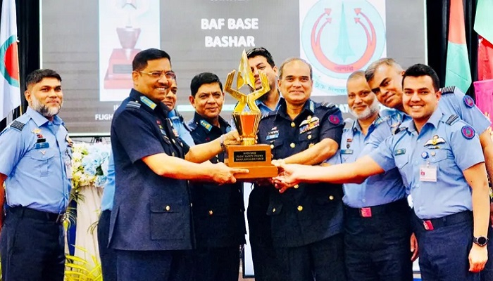 ফ্লাইট সেফটি ট্রফি বিতরণ করলেন বিমান বাহিনী প্রধান
