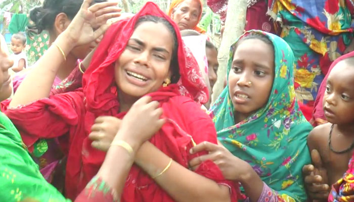 নদীতীরবর্তী বাড়ির বিলাপ ছড়িয়েছে পুরো গ্রামে