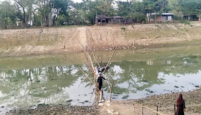সুনামগঞ্জে বাঁশের সাঁকোয় ঝুঁকিপূর্ণ পারাপার