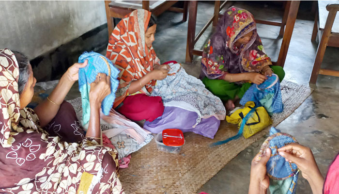 নিপুণ হাতে বাহারি পোশাক