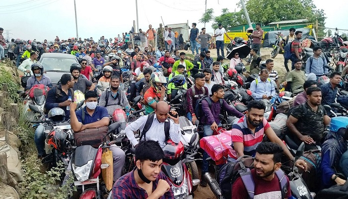 শিমুলিয়ায় ফেরির অপেক্ষায় কয়েক হাজার মোটরসাইকেল