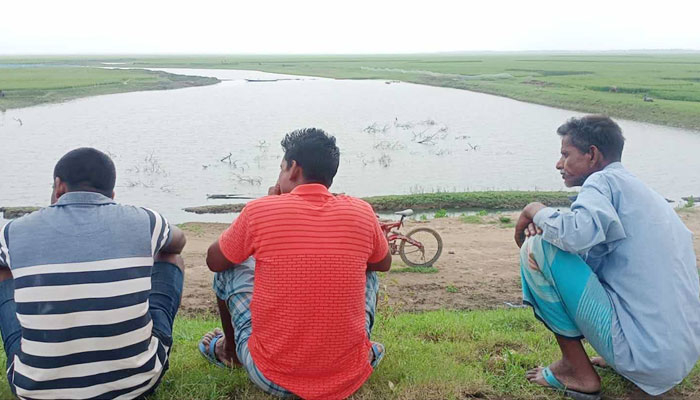 ফসল হারিয়ে কাঁদছেন হাওরের কৃষকরা
