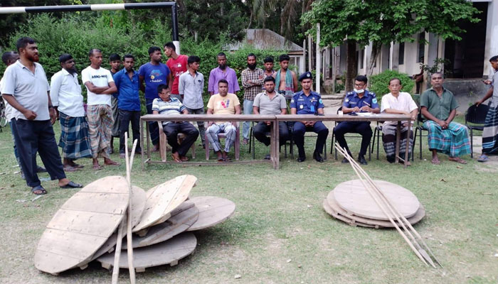 ফরিদপুরে পুলিশের কাছে দেশীয় অস্ত্র জমা দিল গ্রামবাসী