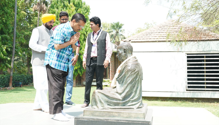 এবার মোদির গুজরাটে লক্ষ্য কেজরিওয়ালের