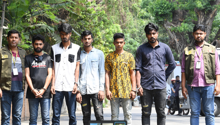 অনলাইনে চকচকে দেখিয়ে তারা পৌঁছে দিতেন পুরনো-ছেঁড়া কাপড়