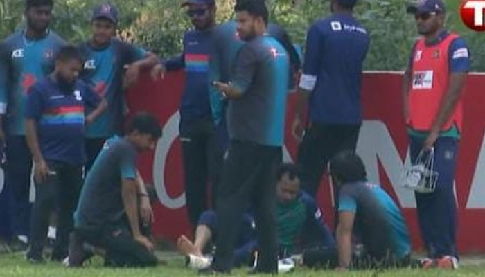 ইনজুরিতে মুশফিক, হাসপাতালে মিরাজ