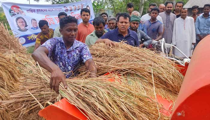 দেড় হাজার টাকার ধান মাড়াই এখন ১ টাকায়