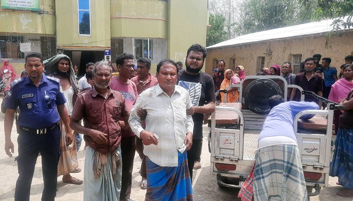 স্কুল শিক্ষককে লাঞ্ছিতের পরদিনই 'দুর্বৃত্তের' পিটুনির শিকার আ. লীগ নেতা
