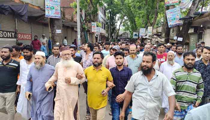 ক্রেতা-ব্যবসায়ী দ্বন্দ্ব, হিজলায় বিক্ষোভ- অবরোধ