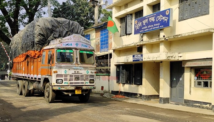 লম্বা ছুটির কবলে ভোমরা ও হিলি স্থলবন্দর