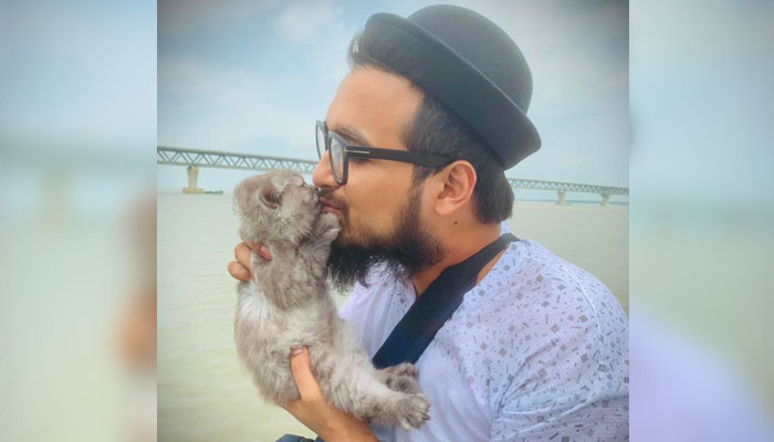 বিড়াল কোলে নোবেল লিখলেন, ‘বাপ-বেটা’