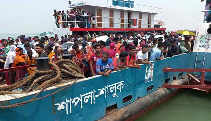লঞ্চ-ফেরিতে উপচেপড়া ভিড়, দৌলতদিয়ায় যানবাহনের দীর্ঘ সারি লঞ্চ-ফেরিতে উপচেপড়া ভিড়, দৌলতদিয়ায় যানবাহনের দীর্ঘ সারি