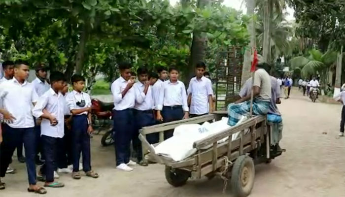 মাংস খাওয়ানোর কথা বলে দেবরকে ডেকে নেন ভাবি, অতঃপর... মাংস খাওয়ানোর কথা বলে দেবরকে ডেকে নেন ভাবি, অতঃপর...