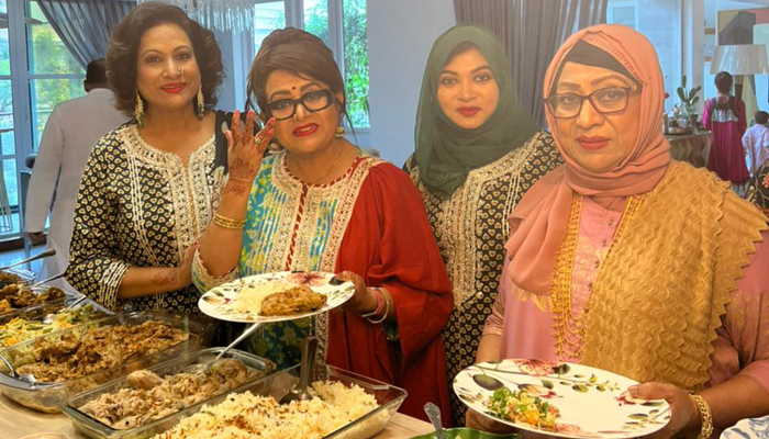 সন্তানদের আয়োজনে তিন কন্যার অন্যরকম ঈদ সন্তানদের আয়োজনে তিন কন্যার অন্যরকম ঈদ