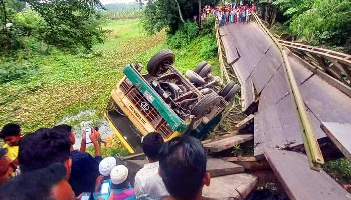 ট্রাক-সিএনজি নিয়ে ভেঙে পড়ল বেইলি ব্রিজ ট্রাক-সিএনজি নিয়ে ভেঙে পড়ল বেইলি ব্রিজ