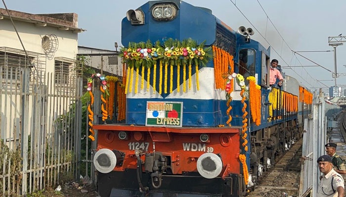 ২৬ মাস পর চালু হল বন্ধন এক্সপ্রেস ২৬ মাস পর চালু হল বন্ধন এক্সপ্রেস