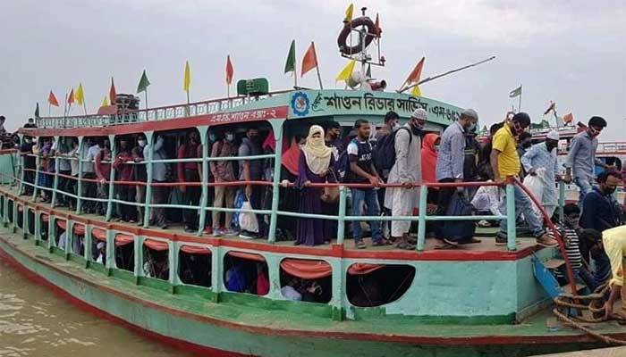 লঞ্চে গাদাগাদি করে পদ্মা পাড়ি লঞ্চে গাদাগাদি করে পদ্মা পাড়ি