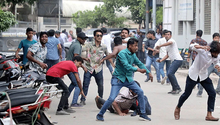 ছাত্রলীগের ৩২ নেতাকর্মীর বিরুদ্ধে হত্যাচেষ্টা মামলা